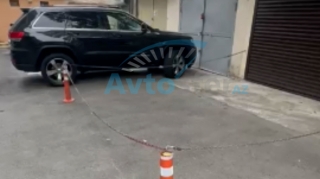 Maşını park edəndə diqqətli olun; Plastik tumbanın içində metal boru ola bilər – VİDEO 