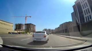 Obyektin həyətinə girmək istəyən sürücü necə gəldi sürüb  təhlükə yaratdı  - VİDEO