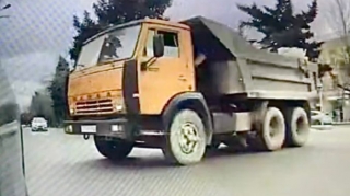 Yolayrıcına qəfil girən “KamAZ” qəzadan son anda yaxa qurtardı    - VİDEO