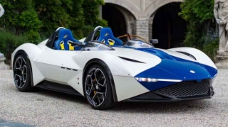 Ken Okuyama "Maserati" yarış avtomobillərinin üslubunda klassik barketta inşa edib 