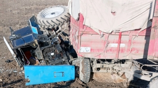 Qarşısına inək çıxan traktor aşdı - FOTO 