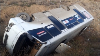 В Гяндже перевернулся пассажирский автобус  - ФОТО