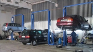 Yaşlı kişi təmir etdiyi avtomobilin altında qalıb öldü 