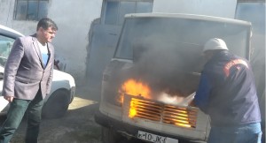 Bakıda iki maşını yandırıb, sonra belə söndürdülər  - FOTO