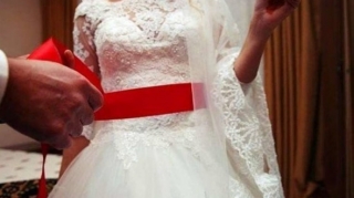 Azərbaycanda RƏZALƏT:  ata iki qızını bir direktora ərə vermək istədi