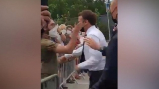 Makrona küçənin ortasında şillə vurdular - VİDEO