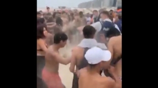 Dənizdə polislərlə gənclər arasında kütləvi dava  - VİDEO