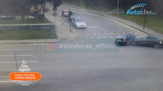 Qırmızıda keçən "Mercedes" digər "Mercedes"i  belə vurdu  - VİDEO