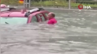 Həyatlarını təhlükəyə atıb avtomobildə köməksiz qalan ailəni xilas etdilər  - VİDEO