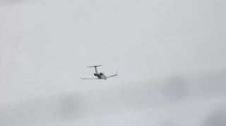 ABŞ-da təyyarə qaçıran şəxs onu mağazaya çırpacağı ilə hədələyir 