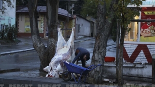 Piyada səkisində ət kəsilir, heyvanların qanı avtomobil yoluna axıdılır - VİDEO 