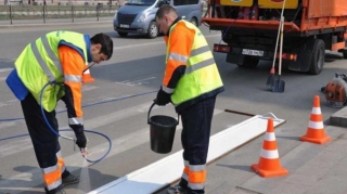 Bakının Heydər Əliyev prospektində rənglənmə işləri aparılır  - FOTO