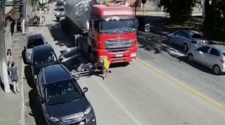 Sürücü qapını açdı, bayker çaşıb TIR-ın altına düşdü 