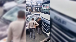 Binə yolunda qəza:  “Nissan” yük maşınıyla toqquşdu  - VİDEO