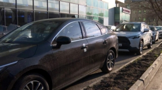 Bakıda avtosalon parklanma yerlərini zəbt etdi - VİDEO 