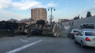 Bəzi yük maşınları tərəfindən yol təsərrüfatına ziyan vurulması davam edir  - VİDEO