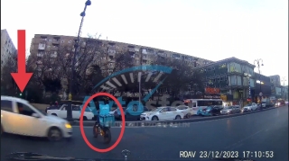 Qırmızı işıqda keçən sürücü velosipedçini vurdu - DƏHŞƏTLİ QƏZA - VİDEO