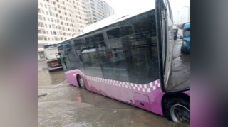 Xırdalanda yolları su basdı, avtobus quyuya düşdü - VİDEO