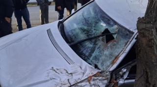 Gəncədə sürücü sükan arxasında ölüb, maşın səkiyə çırpılıb 