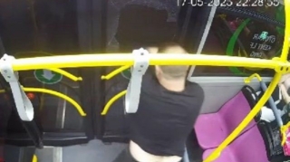 Yasamalda avtobusun şüşəsini sındıran şəxs saxlanıldı - VİDEO