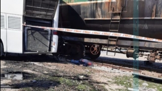 Sumqayıtda qatar avtobusla toqquşdu: Bələdçinin başı bədənindən ayrıldı - FOTO 