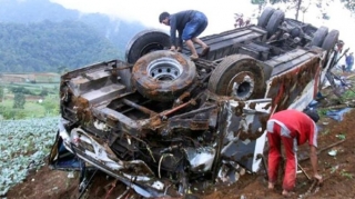 Yük avtomobili dərəyə aşıb, 16 nəfər ölüb 