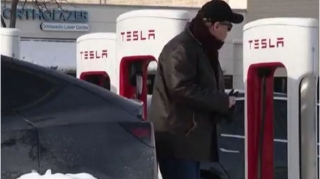 В США из-за сильных морозов перестали работать зарядные станции Tesla  - ФОТО - ВИДЕО