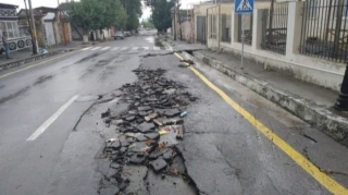 Şəkidə yağan güclü yağış yolları, səkiləri dağıtdı  - FOTO