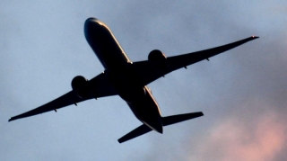 Bir sərnişinə görə təyyarədəkilər yolda qaldı