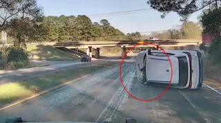 Qayda pozub polisdən qaçan sürücü qəza törətdi – Maşından görün nələr çıxdı - VİDEO 