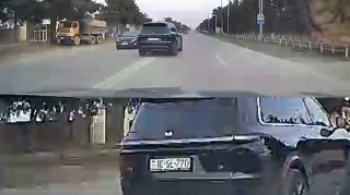 Sürətlə əks yola çıxan “Li” sürücüsü qəzadan son anda yayındı    - VİDEO