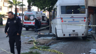 Türkiyədə mikroavtobus dayanacağa çırpıldı - Ölən və yaralanan var 