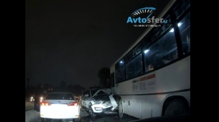 Zabratda "protiv" çıxan maşın avtobusun altına girdi - VİDEO 