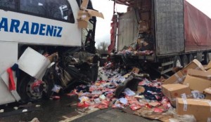 Reys avtobusu TIR-a çırpıldı: 1 ölü, 30 yaralı - FOTO