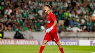 "Forbes”in siyahısındakı milyarder qapıçıya maşın bağışladı 