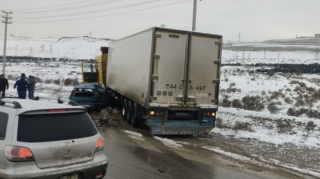 В Баку легковой автомобиль врезался в фуру  - ФОТО