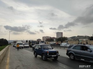 Bakı-Sumqayıt yolunda evakuator qəzaya uğrayıb, tıxac yaranıb - FOTO