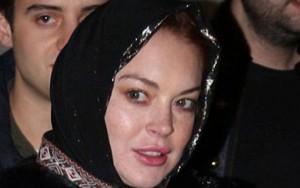 Başörtüyü taxan amerikalı aktrisa saxlanıldı - Aeroportda