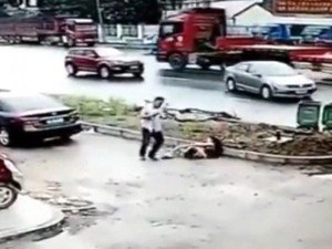 Xəyanət edən arvadını küçədə ölənə qədər bıçaqladı - VİDEO - 18+