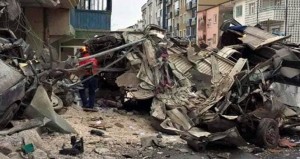 Yük maşını 4 avtomobili əzərək binaya çırpıldı: 2 ölü, 2 yaralı - VİDEO