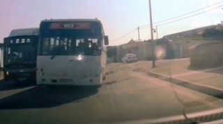 Водитель автобуса устроил опасный маневр на встречной полосе в Баку - ВИДЕО 