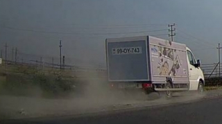 Balaxanı yolunda “avtoşluq”  edən yük maşını   - VİDEO