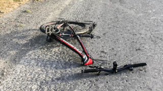 Ucarda avtomobilin vurduğu velosipedçi ÖLÜB 