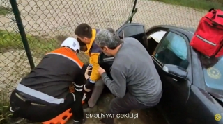 Avtomobildə sıxılı vəziyyətdə qalmış şəxslər belə xilas edildi - VİDEO 