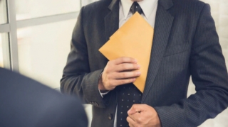 Azərbaycanda vəzifəli şəxs və keçmiş məmur rüşvətə görə həbs edildi - RƏSMİ 