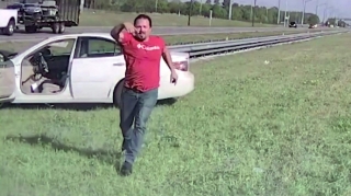 “Lexus” sürücüsü qəzaya düşdü; köməyə gələn şəxsi döyüb xəstəxanalıq etdi - VİDEO 