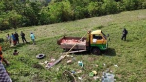 Yük maşını 5 metr hündürlükdən dərəyə düşdü: 7 ölü, 15 yaralı - FOTO