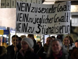 Miqrantlara qarşı etiraz aksiyaları başladı - Təcavüz hadisələri çoxalıb