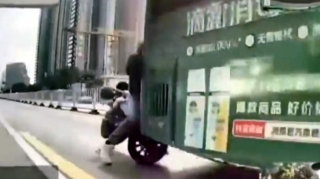 Diqqətsiz sürücü skuteri avtobusa çırpdı - VİDEO 