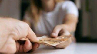 Sosial şəbəkə tanışlığı cinayətlə bitdi: Qız anasının pullarını oğurlayıb kişiyə verdi 
